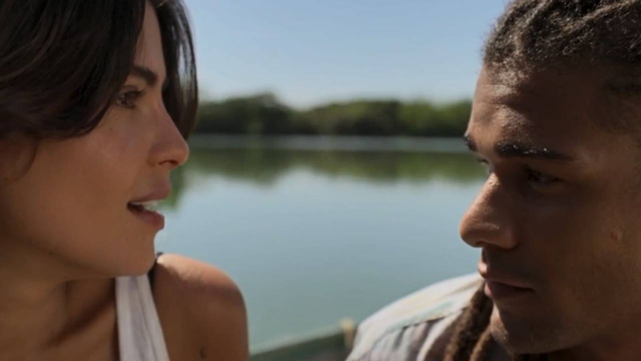 Julia Dalavia e Lucas Leto em Pantanal
