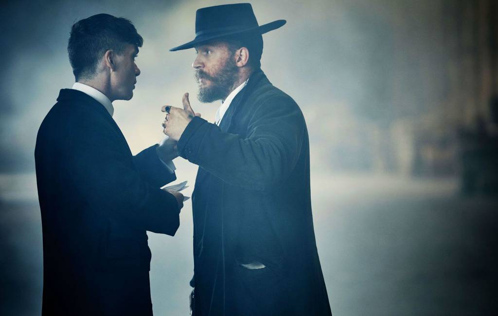 hardy-peaky-2000-1570619513 Tom Hardy dá vida ao mafioso Alfie Solomons em Peaky Blinders -