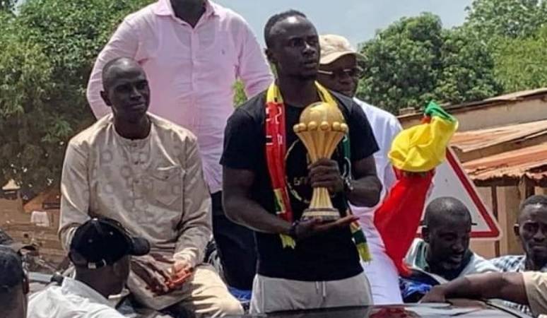 Craque em campo e em ações sociais: Mané, o herói dos senegaleses