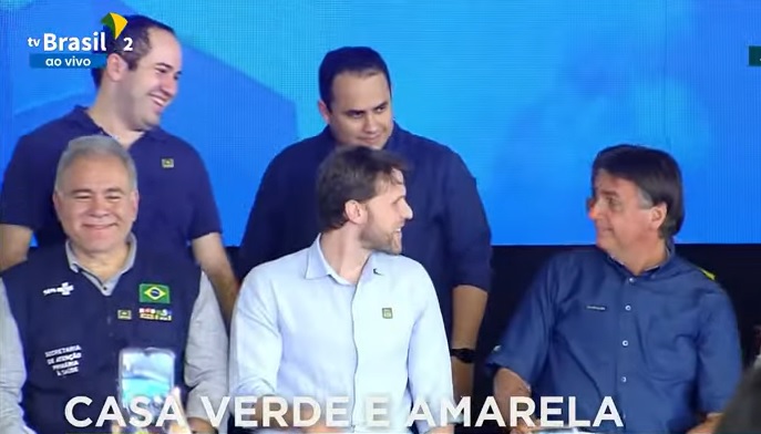 Filho do ministro da Saúde, Queiroguinha (atrás de Marcelo Queiroga) participa de evento com Jair Bolsonaro em João Pessoa (PB)