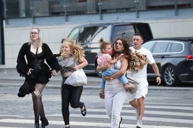Pessoas correm após ataque a tiros no shopping Fields em Copenhague Pessoas correm após ataque a tiros no shopping Fields em Copenhague