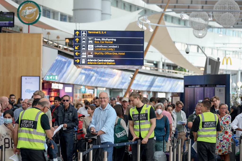 SWEDEN-NORWAY-DENMARK-AIRLINE-SAS-STRIKE-LABOUR CAOS - Terminal de Estocolmo, na Suécia: filas intermináveis, voos cancelados e malas extraviadas como nunca antes -