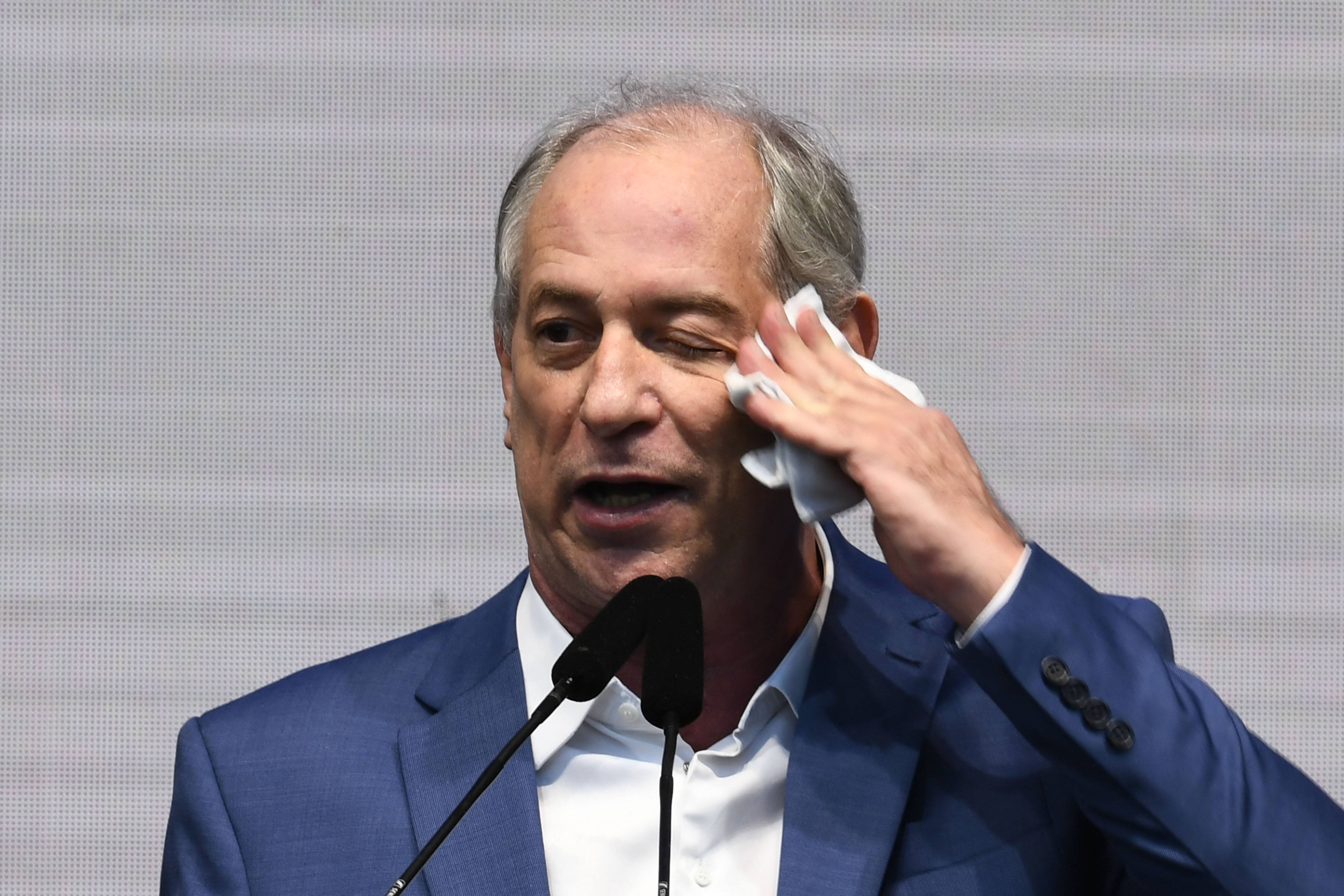 Ciro Gomes, presidential candidate nominated by the Democratic Labor Party (PDT), wipes his face while speaking during the party's national convention in Brasilia, on July 20, 2022. - Ciro Gomes, a former ally of Brazil's leftist ex-president Luiz Inacio Lula da Silva, announced his candidacy Wednesday for October's presidential elections, for which he is polling in a distant third place. (Photo by EVARISTO SA / AFP)
