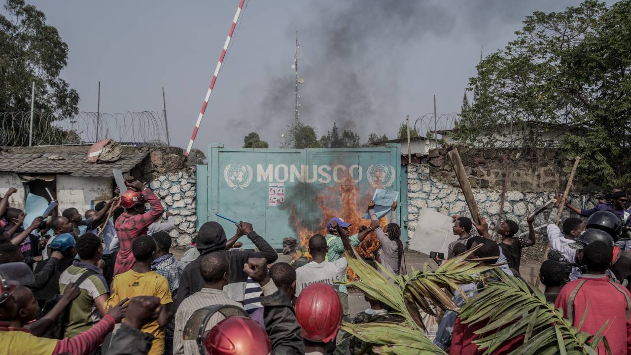 Manifestantes atearam fogo em frente à sede da Missão das Nações Unidas para a Estabilização do Congo (MONUSCO) em Goma, em 25 de julho de 2022. - Manifestantes invadiram uma base das Nações Unidas na cidade congolesa de Goma na segunda-feira, disse um jornalista da AFP, exigindo a saída das forças de paz da região. Centenas de pessoas bloquearam estradas e gritaram slogans anti-ONU antes de invadir a sede da missão de paz da ONU em Goma, bem como uma base logística nos arredores da cidade. (Foto por GLODY MURHABAZI/AFP)