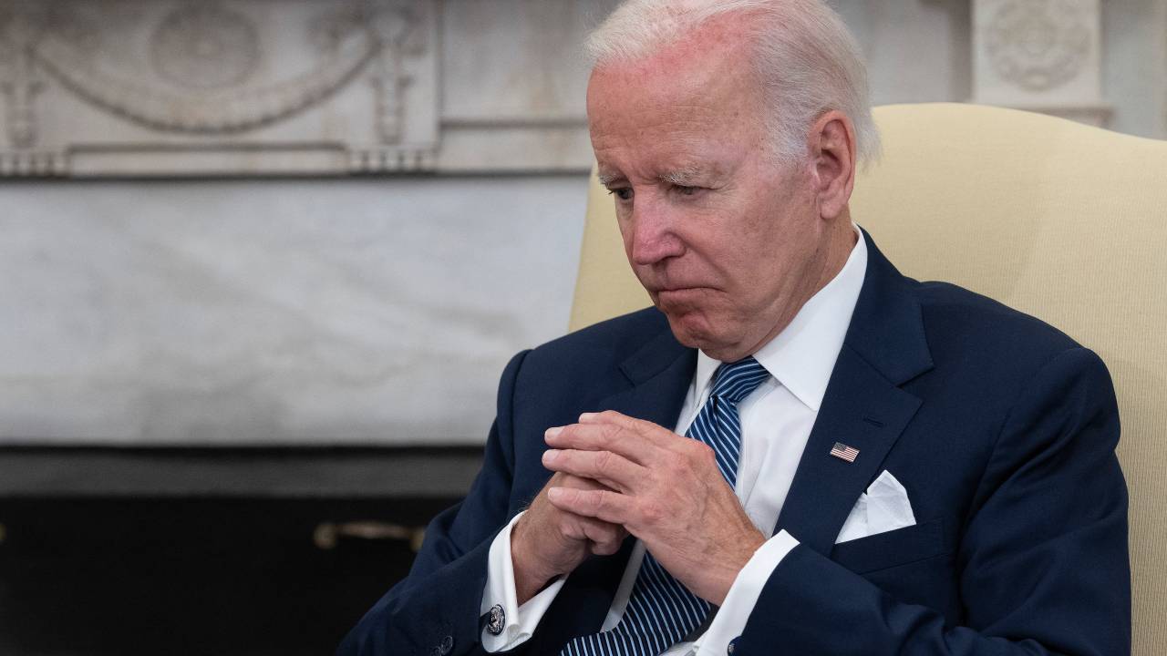 WASHINGTON, DC - JULY 12: U.S. President Joe Biden listens to Mexican President Andres Manuel Lopez Obrador as they talk to journalists in the Oval Office at the White House on July 12, 2022 in Washington, DC. This is the first meeting between the two North American leaders since Obrador did not to attend the Summit of the Americas last month in Los Angeles because the White House refused to invite leaders from Cuba, Nicaragua and Venezuela. Chris Kelponis-Pool/Getty Images/AFP (Photo by POOL / GETTY IMAGES NORTH AMERICA / Getty Images via AFP)
