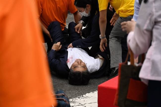 Muere el ex primer ministro japonés Shinzo Abe tras ser tiroteado -FOTODEDÍA- NARA, 08/07/2022.- El ex primer ministro de Japón Shinzo Abe yace en el suelo después de ser disparado frente a la estación de Yamato-Saidaiji en Nara, Japón, este viernes. Según la cadena nacional de Japón, el ex primer ministro Shinzo Abe murió a causa de sus heridas, horas después de haber sido tiroteado durante un acto de campaña electoral en la Cámara Alta para apoyar a un candidato del partido. EFE/ The Asahi Shimbun - PROHIBIDO SU USO EN JAPÓN. SOLO USO EDITORIAL HASTA EL 8 DE AGOSTO