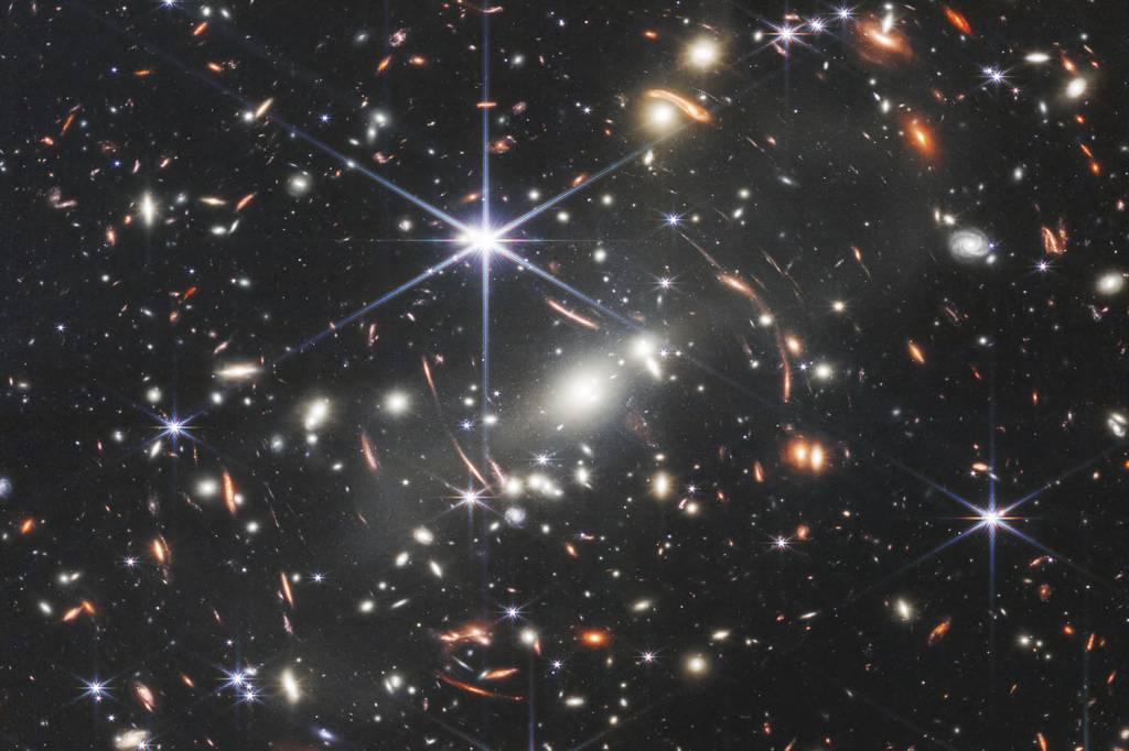 ABRE-2-DUPLA-000_32E97FL.jpg SMACS 0723 - Nesse pedaço de céu ao sul da constelação de Volans, aglomerados maciços de galáxias ampliam e distorcem a luz dos objetos atrás deles, agindo como uma lupa cósmica -