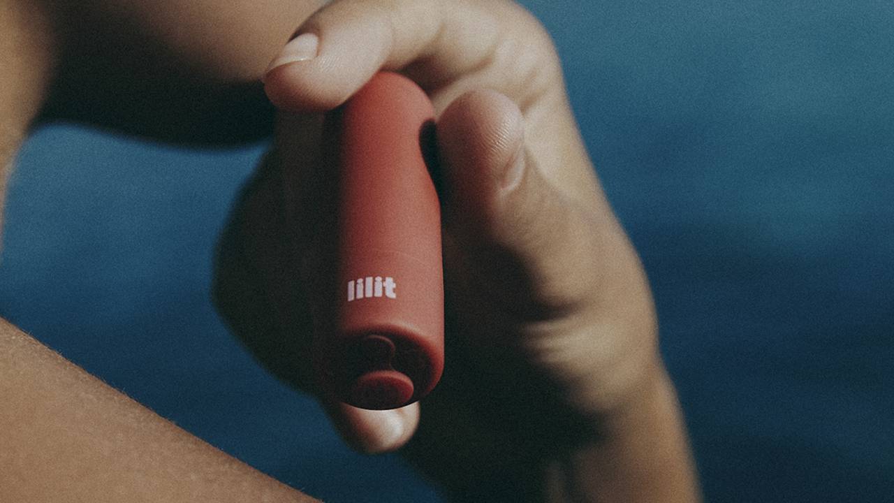 ESTIMULADOR CLITORIANO - O Bullet, da Lilit, é silencioso e se parece com um batom. Pode ser usado no chuveiro e tem cinco vibrações, permitindo a escolha de ritmo, intensidade e velocidade. -