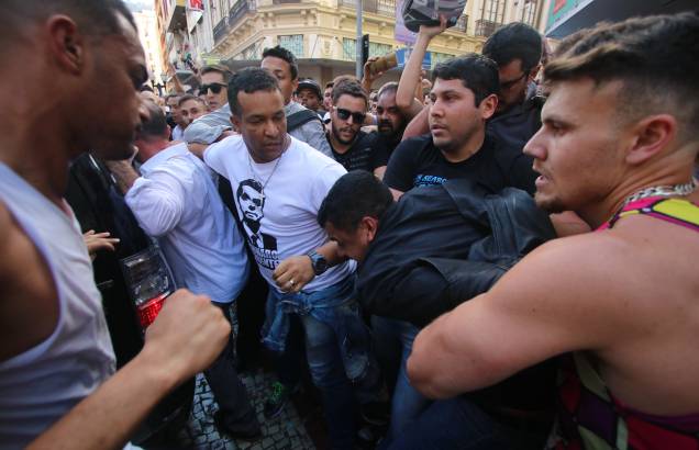Adélio Bispo de Oliveira(de jaqueta preta), instantes depois de ferir com uma faca, Jair Bolsonaro, durante campanha eleitoral na cidade de Juiz de Fora-MG, em 06/09/2018. Adélio Bispo de Oliveira(de jaqueta preta), instantes depois de ferir com uma faca, Jair Bolsonaro, durante campanha eleitoral na cidade de Juiz de Fora-MG, em 06/09/2018.