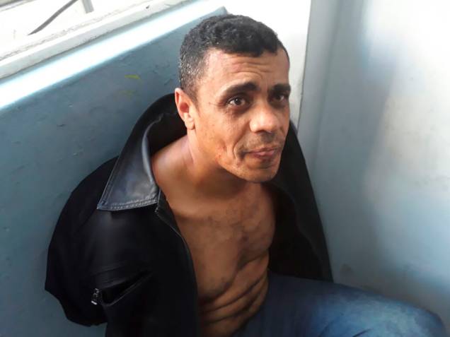 Adélio Bispo Oliveira, autor da facada em Jair Bolsonaro, presta depoimento na delegacia de polícia, em Juiz de Fora-MG, 2018. Adélio Bispo Oliveira, autor da facada em Jair Bolsonaro, presta depoimento na delegacia de polícia, em Juiz de Fora-MG, 2018.
