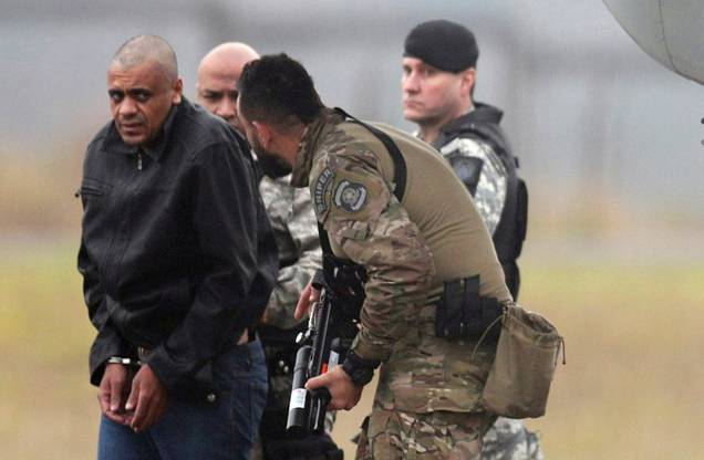 Adélio Bispo de Oliveira é escoltado por agentes da Polícia Federal do aeroporto de Juiz de Fora para Campo Grande, Mato Grosso, 08/09/2018. Adélio Bispo de Oliveira é escoltado por agentes da Polícia Federal do aeroporto de Juiz de Fora para Campo Grande, Mato Grosso, 08/09/2018.