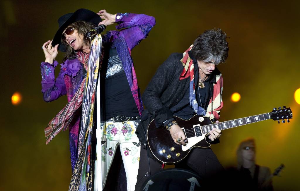 O vocalista Steven Tyler e o guitarrista Joe Perry da banda americana Aerosmith, se apresentam em Solvesborg, Su&eacute;cia em 10/06/2010.