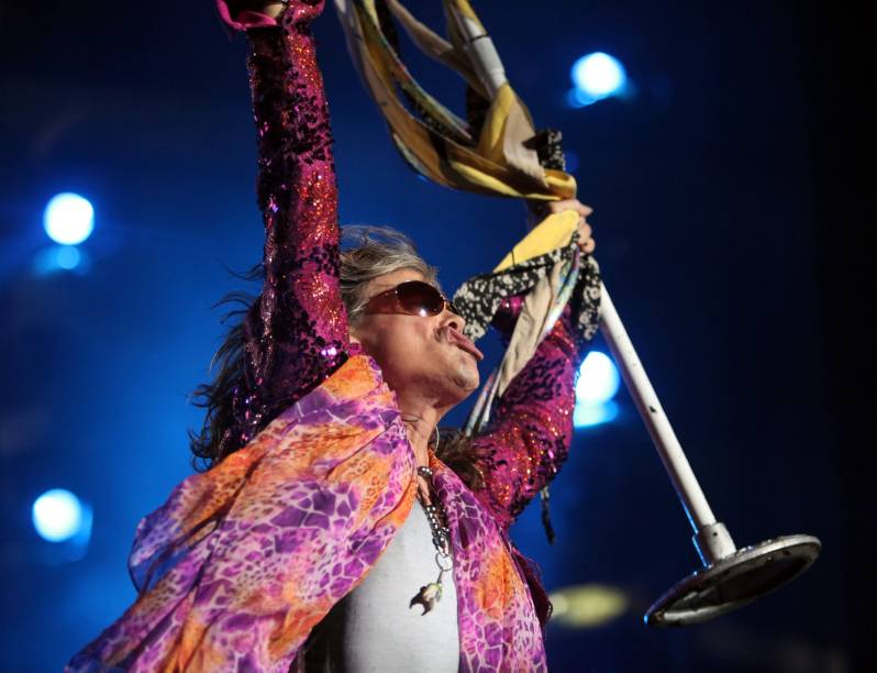 O vocalista Steven Tyler da banda americana Aerosmith se apresenta no Jockey Club Paraguay, em Assuncion, 26/10/2011. O vocalista Steven Tyler da banda americana Aerosmith se apresenta no Jockey Club Paraguay, em Assuncion, 26/10/2011.