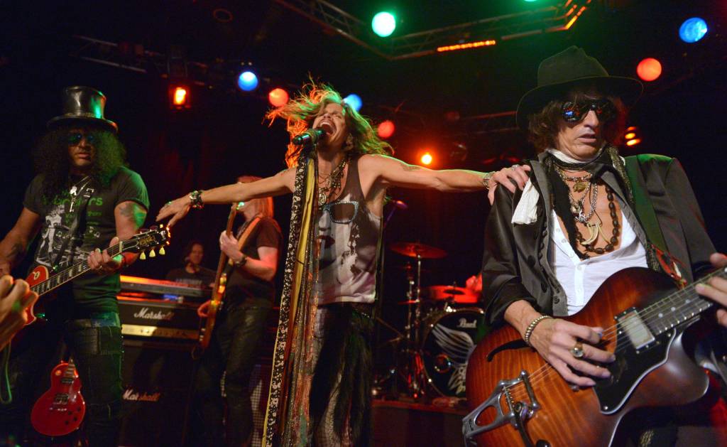 O guitarrista Slash, vocalista Steven Tyler e Joe Perry da banda americana Aerosmith, no Whisky A Go Go, em Los Angeles,&nbsp; 08/04/2014.