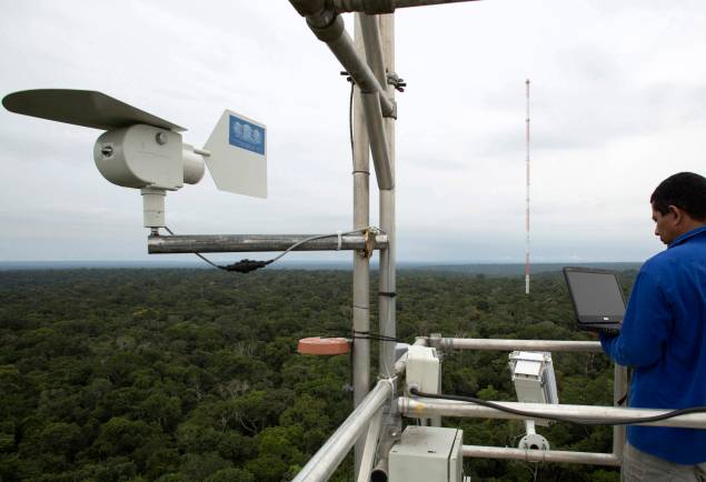 Um trabalhador monitora o Amazon Tall Tower Observatory em São Sebastião do Uatuma no meio da floresta amazônica no estado do Amazonas, 09/01/2019. Um trabalhador monitora o Amazon Tall Tower Observatory em São Sebastião do Uatuma no meio da floresta amazônica no estado do Amazonas, 09/01/2019.