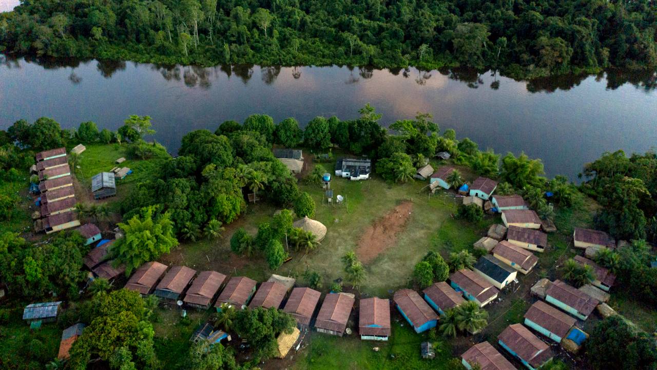Vista aérea mostrando o acampamento tribal do Laranjal ao longo do rio Iriri na terra indígena Arara, estado do Pará, na floresta amazônica do norte do Brasil, em 14 de março de 2019. - Isolados e fora da rede, os cerca de 200 moradores da aldeia Laranjal à beira do O rio Iriri, no estado do Pará, no norte do Brasil, está entre os cerca de 800.000 indígenas O presidente Jair Bolsonaro diz que quer "se integrar à sociedade".