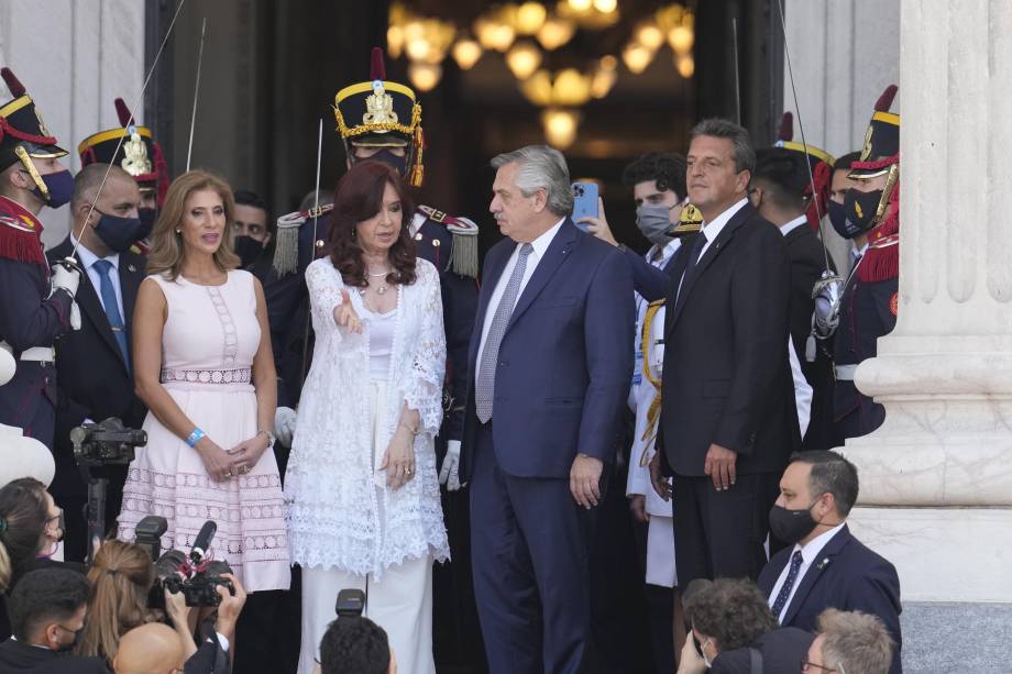 O presidente da Argentina, Alberto Fernández , junto com o presidente da Câmara de Deputados, Sergio Massa, a vice-presidente, Cristina Fernández de Kirchner e a senadora Claudia Ledesma na abertura de sessões do Congresso, em Buenos Aires, 06/2022.