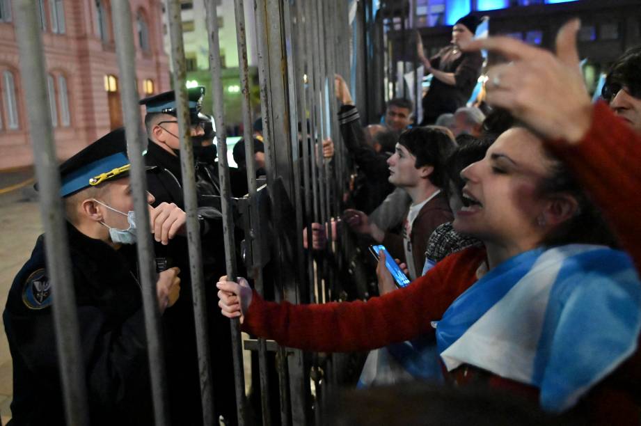 Opositores ao governo do presidente da Argentina, Alberto Fernandez, realizam um protesto em frente ao palácio presidencial Casa Rosada, em Buenos Aires, 09/07/2022. Opositores ao governo do presidente da Argentina, Alberto Fernandez, realizam um protesto em frente ao palácio presidencial Casa Rosada, em Buenos Aires, 09/07/2022.