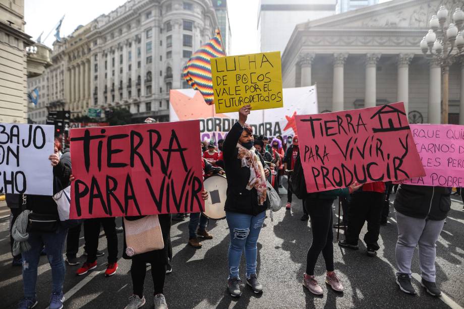 Opositores ao governo do presidente da Argentina, Alberto Fernandez, realizam um protesto em frente ao palácio presidencial Casa Rosada, em Buenos Aires, 09/07/2022.