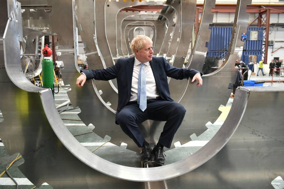 O candidato à liderança do partido conservador Boris Johnson senta-se em um barco em construção enquanto posa para uma fotografia na Wight Shipyard Company em Venture Quay em East Cowes, na Ilha de Wight, na costa sul da Inglaterra, em 27/06/2019.