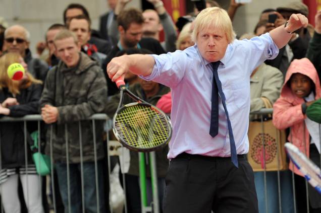 O então prefeito de Londres, Boris Johnson joga tênis durante o Dia Paralímpico Internacional em Trafalgar Square, centro de Londres, em 08/01/2011. O então prefeito de Londres, Boris Johnson joga tênis durante o Dia Paralímpico Internacional em Trafalgar Square, centro de Londres, em 08/01/2011.