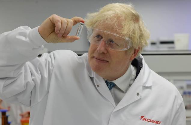 O primeiro-ministro Boris Johnson segura a vacina Oxford/AstraZeneca Covid em uma visita à empresa global farmacêutica e de biotecnologia Wockhardt em Wrexham, em 30/11/2020. O primeiro-ministro Boris Johnson segura a vacina Oxford/AstraZeneca Covid em uma visita à empresa global farmacêutica e de biotecnologia Wockhardt em Wrexham, em 30/11/2020.