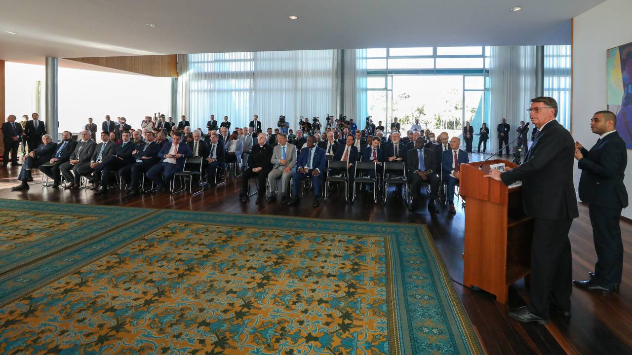 O presidente Jair Bolsonaro (PL) durante encontro com diplomatas para falar do sistema eleitoral brasileiro