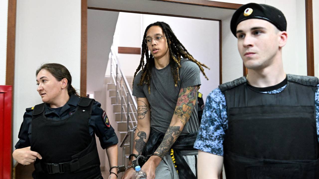 A estrela do basquete da WNBA dos EUA, Brittney Griner, chega a uma audiência no Tribunal Khimki, nos arredores de Moscou. 27/06/2022 -