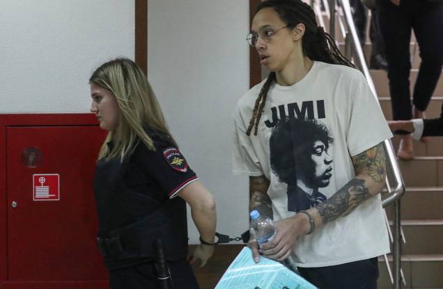 Duas vezes medalhista de ouro olímpica a jogadora da WNBA Brittney Griner é escoltada a um tribunal para uma audiência, no Tribunal Municipal de Khimki, nos arredores de Moscou, Rússia, 01/07/2022. Duas vezes medalhista de ouro olímpica a jogadora da WNBA Brittney Griner é escoltada a um tribunal para uma audiência, no Tribunal Municipal de Khimki, nos arredores de Moscou, Rússia, 01/07/2022.