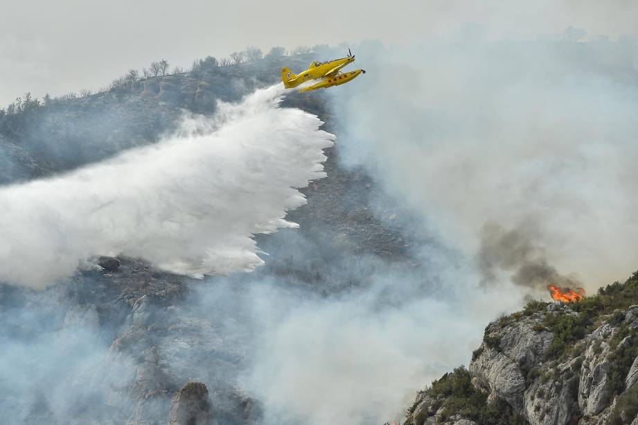 Um avião de combate a incêndios Air Tractor AT-802 solta água durante operações de contenção de incêndio perto de Artesa de Segre, na Catalunha, Espanha, em 16/06/2022. Um avião de combate a incêndios Air Tractor AT-802 solta água durante operações de contenção de incêndio perto de Artesa de Segre, na Catalunha, Espanha, em 16/06/2022.