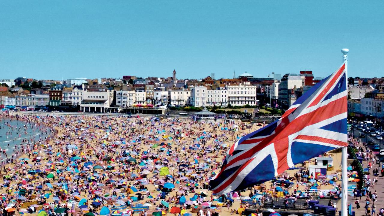 FUGA PARA O MAR - Praia lotada ao sul de Londres: não fosse a bandeira, poderia ser Ipanema -