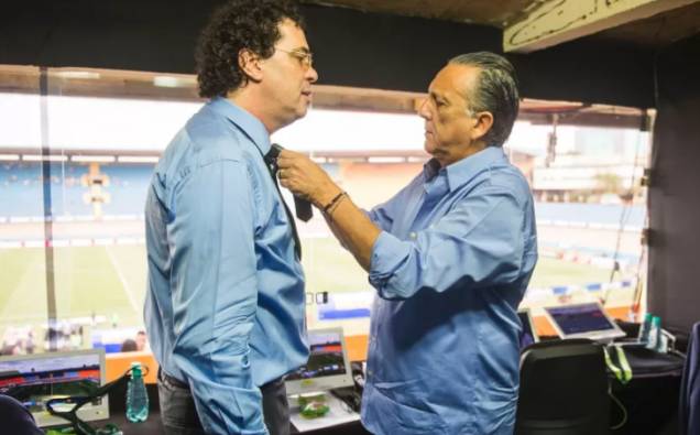 O narrador Galvão Bueno ajeita o nó da gravata de Casagrande, momentos antes da transmissão do futebol, 2019. O narrador Galvão Bueno ajeita o nó da gravata de Casagrande, momentos antes da transmissão do futebol, 2019.
