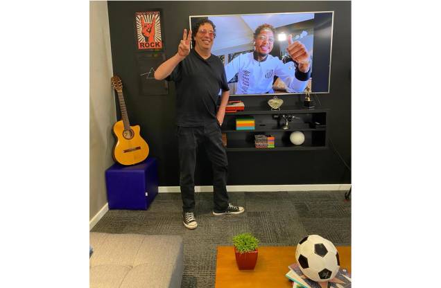 Walter Casagrande Jr. entrevista o jogador do Santos F.C. Marinho, dentro do "Esporte Espetacular" da Rede Globo, 2020. Walter Casagrande Jr. entrevista o jogador do Santos F.C. Marinho, dentro do "Esporte Espetacular" da Rede Globo, 2020.
