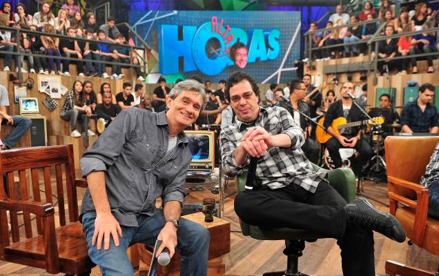 O apresentador Serginho Groisman e o ex jogador de futebol e comentarista Walter Casagrande JR, no Programa "Altas Horas" da TV Globo, 2013. O apresentador Serginho Groisman e o ex jogador de futebol e comentarista Walter Casagrande JR, no Programa "Altas Horas" da TV Globo, 2013.