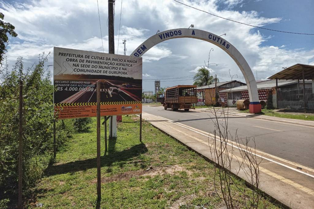 CUTIAS—ENTRADA-DA-CIDADE—PLACAS-POSSUEM-NOME-DO-PARLAMENTAR-DA-EMENDA-copy.jpg EMENDAS - No Amapá, placas anunciam obra e o nome do político “responsável” -