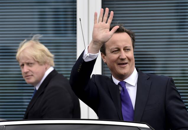 O então primeiro-ministro da Grã-Bretanha, David Cameron, em primeiro plano, e o prefeito de Londres, Boris Johnson, após uma visita de campanha, em Surbiton, Inglaterra, 22/04/2015. O então primeiro-ministro da Grã-Bretanha, David Cameron, em primeiro plano, e o prefeito de Londres, Boris Johnson, após uma visita de campanha, em Surbiton, Inglaterra, 22/04/2015.