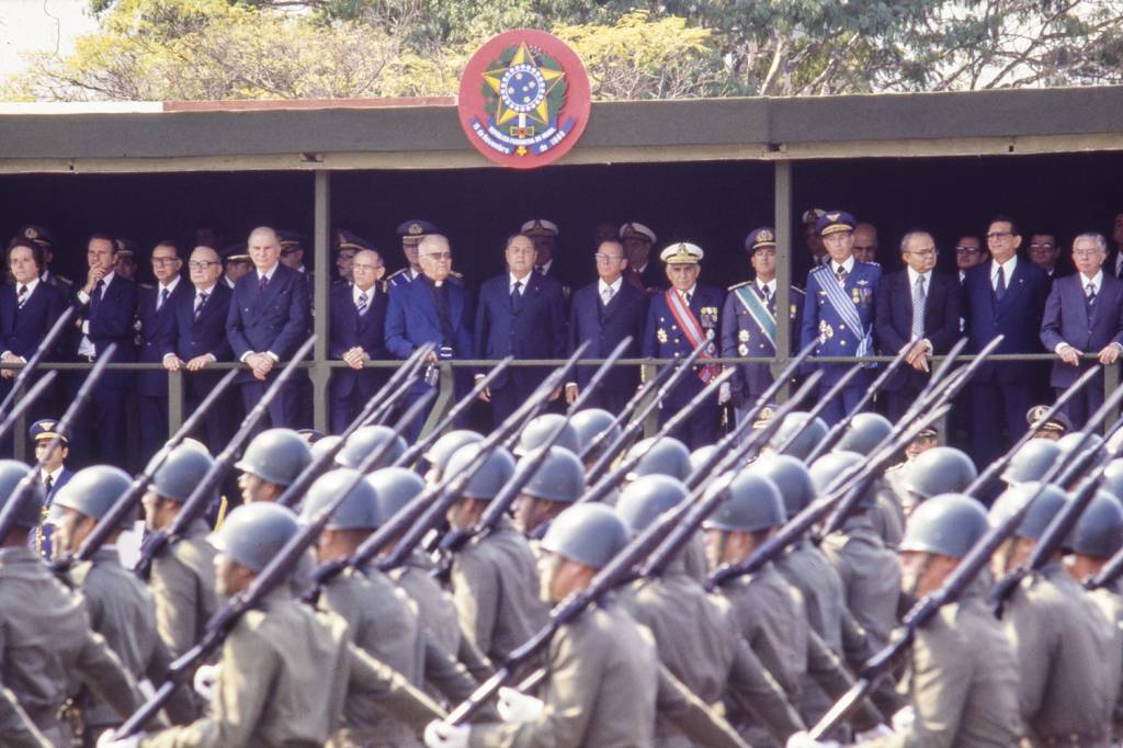 DESFILE-MILITAR-AURELIANO-CHAVES-FIGUEIREDO-1979-1.jpg INSPIRAÇÃO - Comemoração da Independência no governo João Figueiredo, em 1979: tempos de ufanismo da ditadura -
