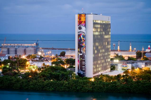 Eduardo Kobra, artísta plástico muralista, com obra em Recife, Pernambuco. 2016 Eduardo Kobra, artísta plástico muralista, com obra em Recife, Pernambuco. 2016