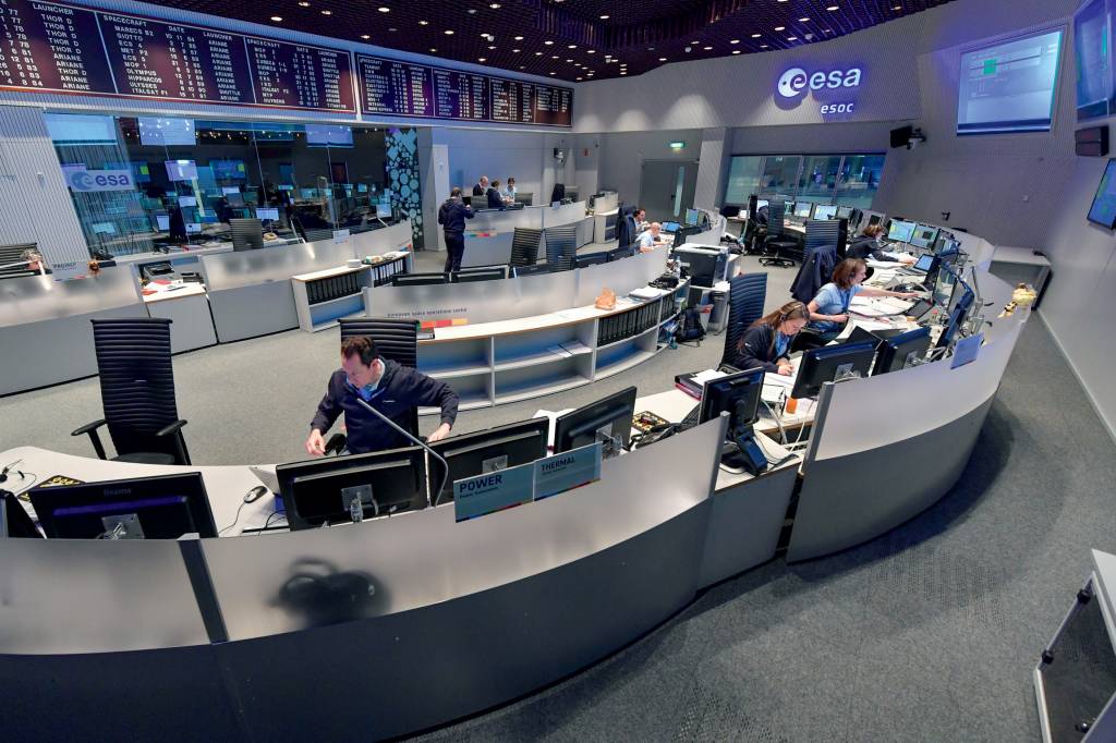 ESA 2017 Mission_control_room.jpg EM TERRA - Quartel-general da Agência Espacial Europeia, na Alemanha: 5 500 sóis -