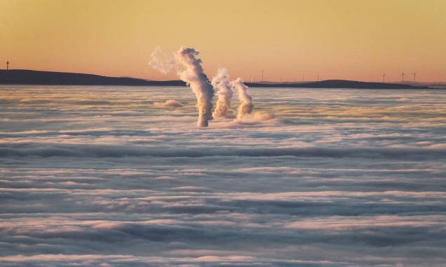 Vapor da usina de energia `a carvão preto em Mannheim sobe através do nevoeiro que cobre as cidades de Heidelberg e Mannheim, visto ao pôr do sol do pico da montanha Konigstuhl em Heidelberg, sul da Alemanha, em 14/01/2022. Vapor da usina de energia `a carvão preto em Mannheim sobe através do nevoeiro que cobre as cidades de Heidelberg e Mannheim, visto ao pôr do sol do pico da montanha Konigstuhl em Heidelberg, sul da Alemanha, em 14/01/2022.