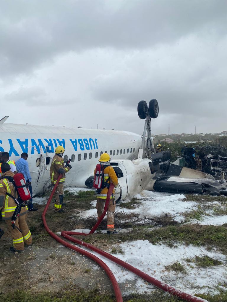 Avião pousa de ‘ponta-cabeça’ na Somália; veja imagens