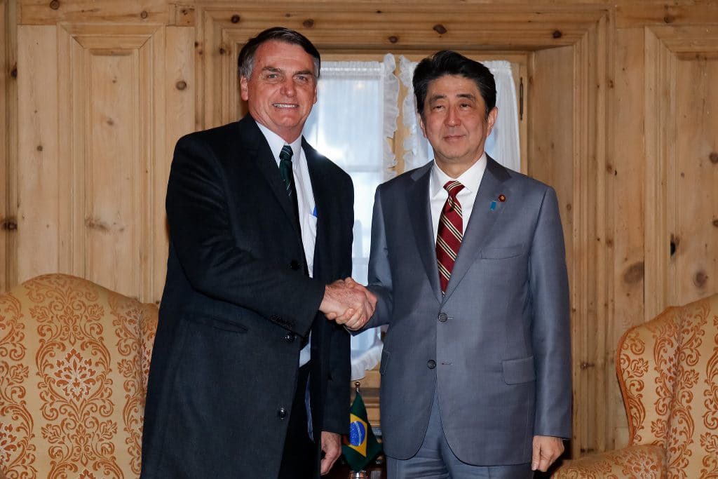 O presidente Jair Bolsonaro e o então primeiro-ministro do Japão, Shinzo Abe, em janeiro de 2019, em Davos, Suíca