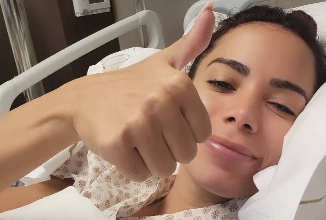 A cantora Anitta se recupera da endometriose