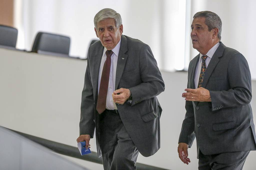GENERAL-AUGUSTO-HELENO-WALTER-SOUZA-BRAGA-NETTO-2021-01.jpeg EM AÇÃO - Heleno e o general Braga Netto: o ministro e o candidato a vice-presidente também acreditam em conspiração -