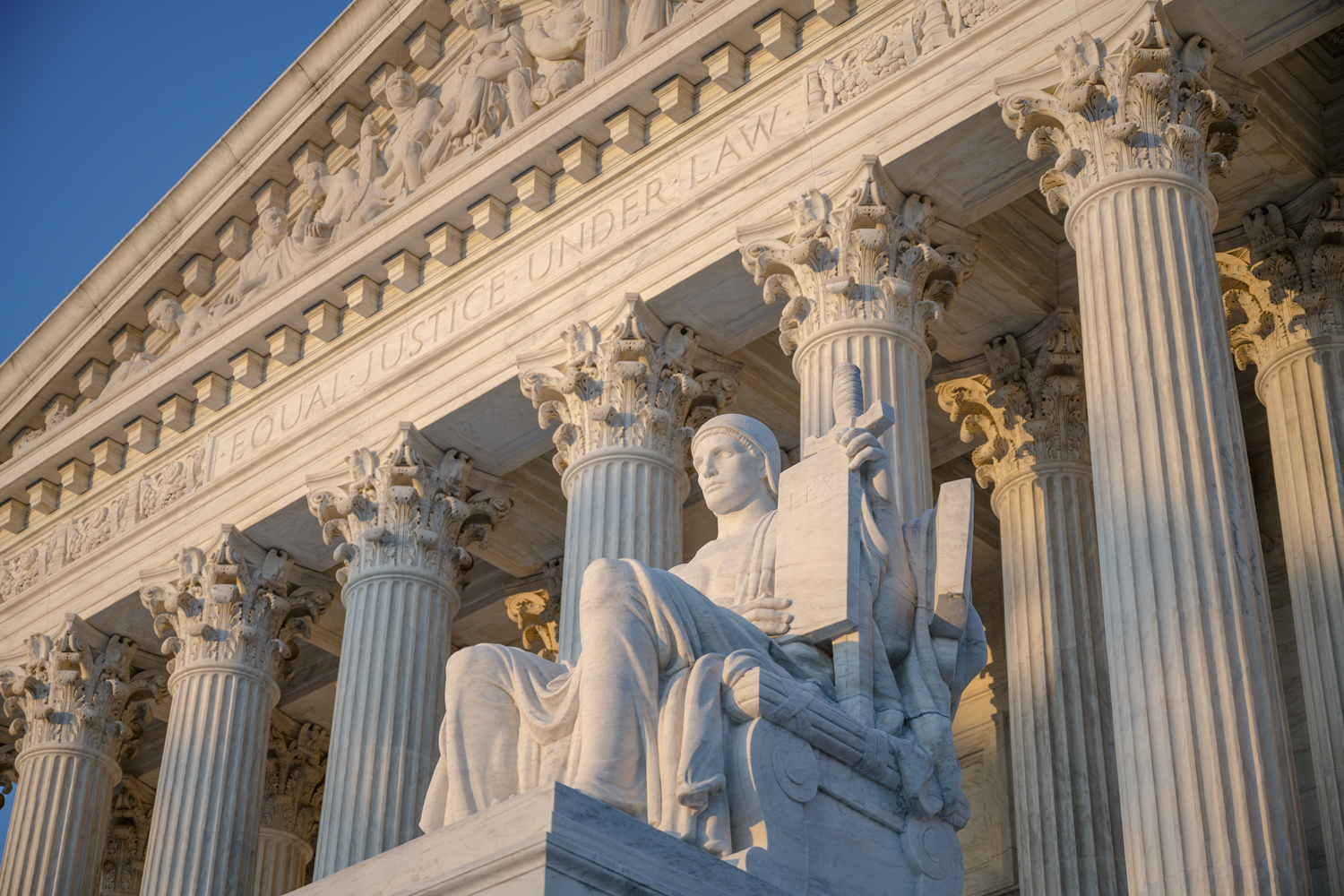 Decisão da Suprema Corte dos EUA sinaliza mudança no apoio a Trump