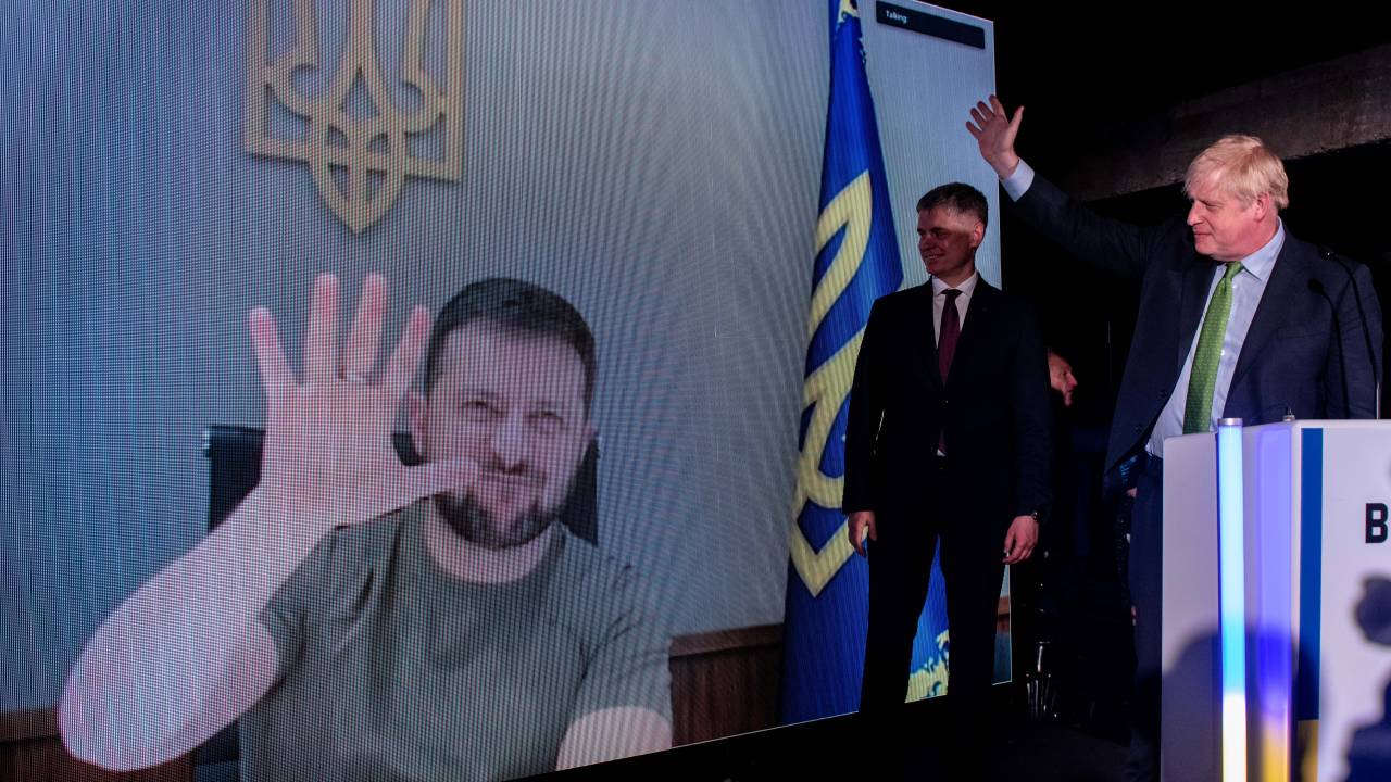 O primeiro-ministro britânico Boris Johnson fala em frente a um vídeo ao vivo mostrando o presidente ucraniano Volodymyr Zelenskyy no Tate Modern em 5 de maio de 2022 em Londres, Inglaterra.