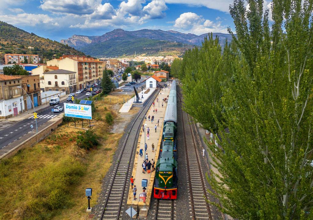 Tren dels llacs Vintage Rail Travel in La Pobla de Segur train station. Lagoon train from Lleida to Pobla de Segur in Pallars Jussà, Pyrenees, Catalonia (Spain, Europe). Historical train with diesel locomotives from 1968. The train line of the Lakes begins following the river Segre from Lleida to Balaguer by a unique route until arriving at the heart of the Pallars Jussà. The Train of the Lakes passes through a total of 40 tunnels and 75 bridges during 89 kilometers of passage in two hours approximately. In addition, it offers two railway options to make this magical line, through the Historic Train or with the Panoramic train. (Photo by: Sergi Reboredo/VW Pics/Universal Images Group via Getty Images)
