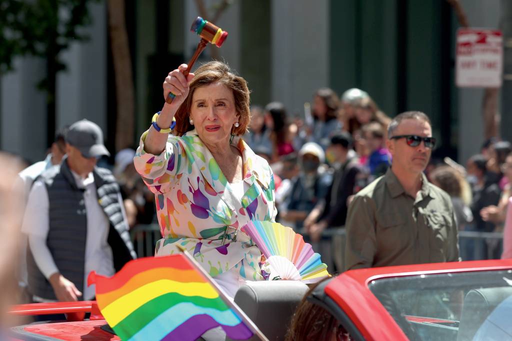 Gay Pride Parades MELHOR PREVENIR - Pelosi, a presidente da Câmara: projeto para garantir a união gay -