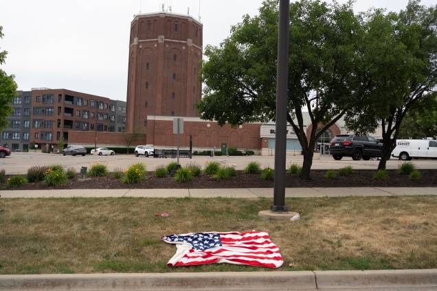 Uma toalha com tema da bandeira americana estava no local do tiroteio do desfile de 4 de julho em Highland Park, Illinois, EUA. Uma toalha com tema da bandeira americana estava no local do tiroteio do desfile de 4 de julho em Highland Park, Illinois, EUA.