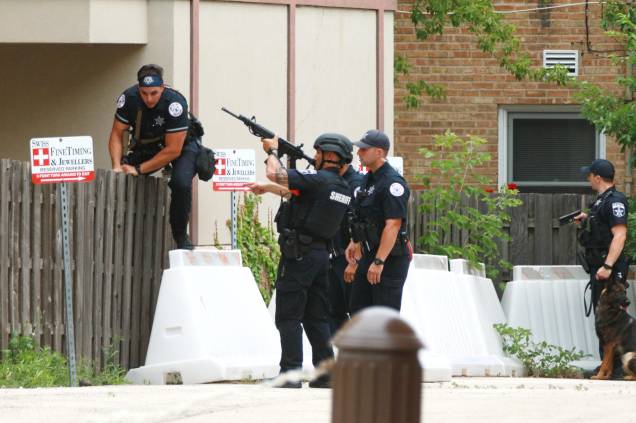 Policiais no local do tiroteio em um desfile de 4 de julho em Highland Park, Illinois, EUA. Policiais no local do tiroteio em um desfile de 4 de julho em Highland Park, Illinois, EUA.